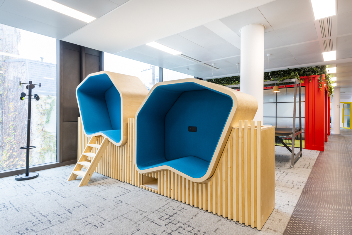Collaborative bench seating and AV stations in Netflix Madrid office