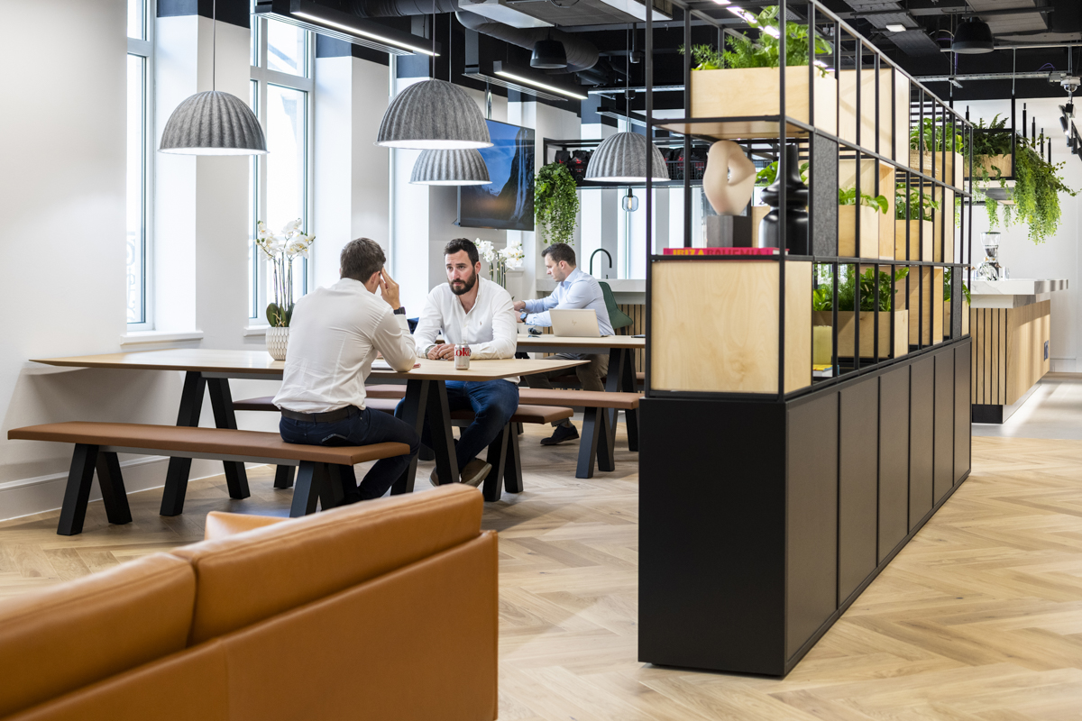Modular touchdown area with partitioned shelving and integrated plants