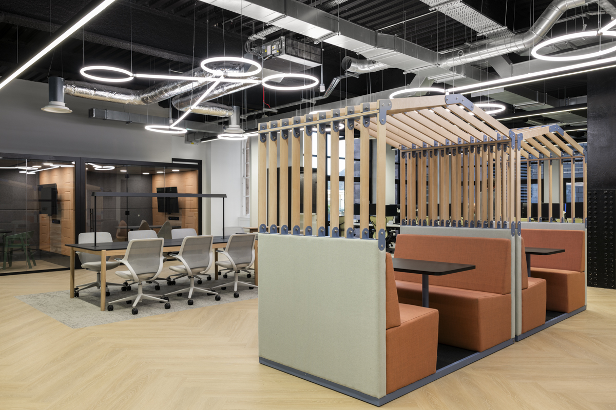 Social and collaborative zone at Dentsu London by K2 Space